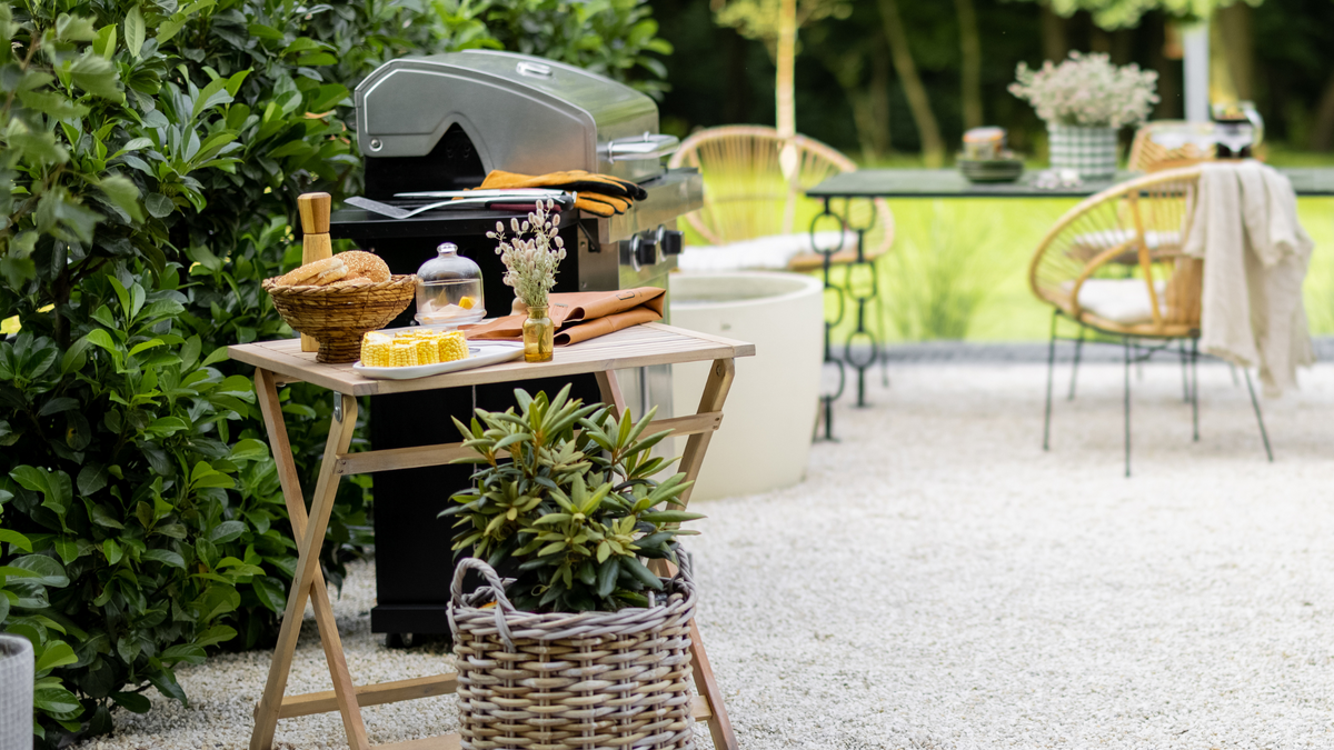 Hosting a Backyard BBQ: Serving Essentials and Decor Ideas